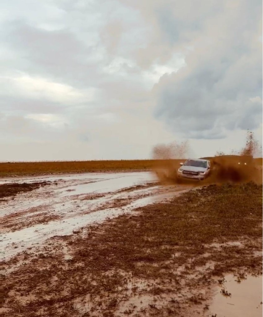 Conteúdo visual M4: Pickup 4x4 atravessando lama na Serra da Canastra