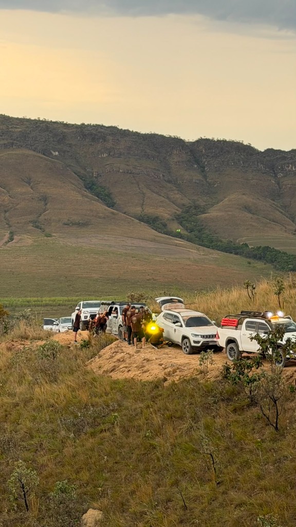 Conteúdo visual M4: Comboio parado em crista da serra durante a expedição